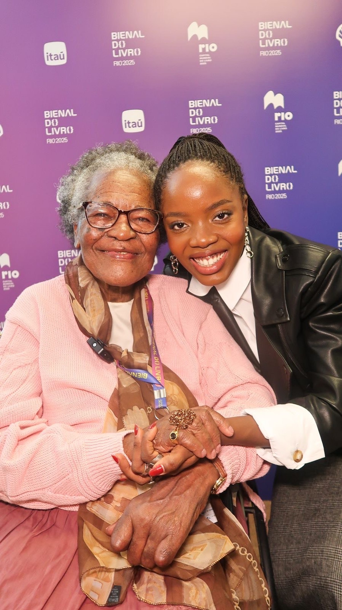 Clara Moneke leva a avó ao palco da Bienal do Livro, no Rio | Famosos ...