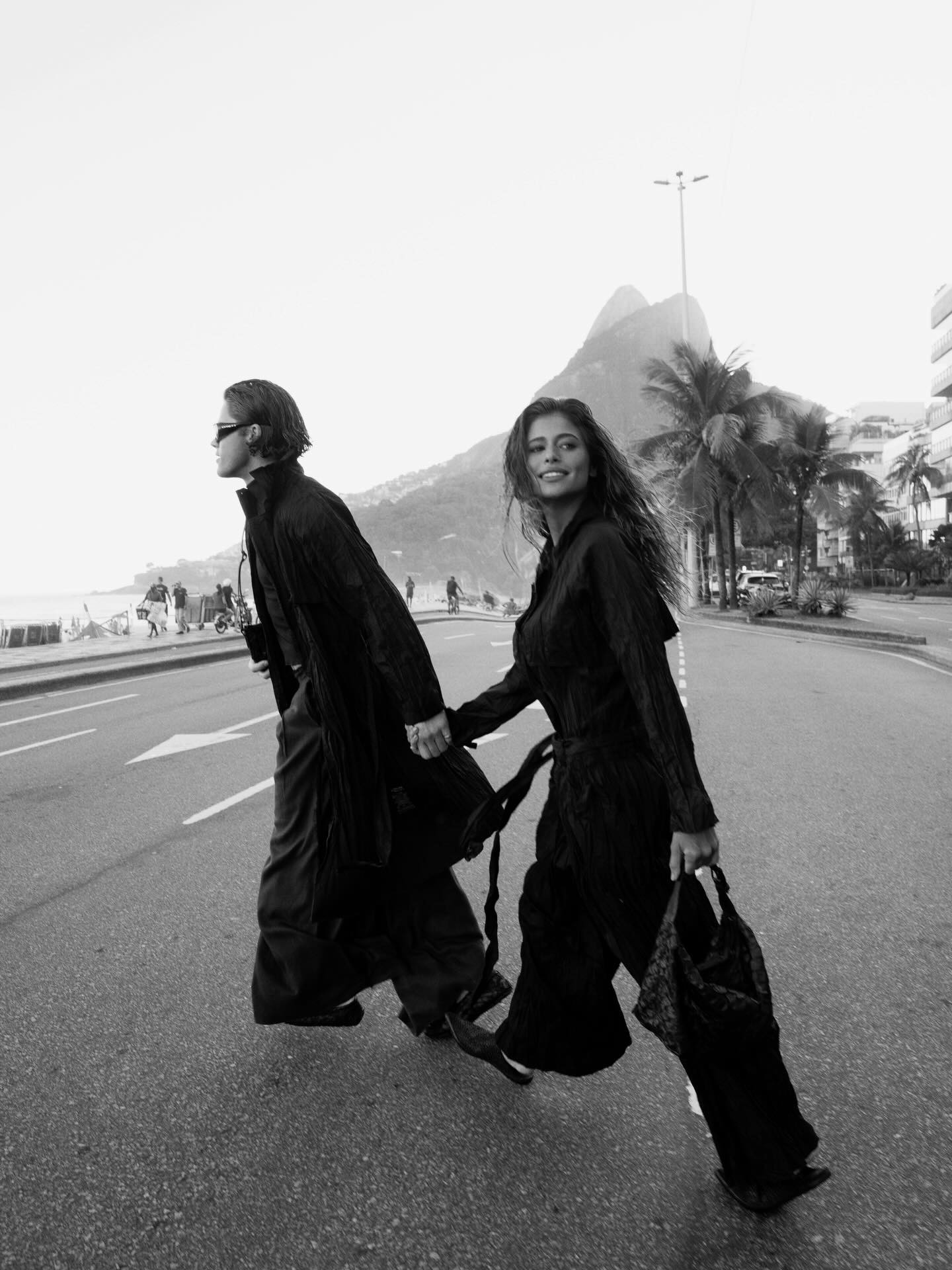 Esbanjando estilo, Isadora Cruz abre álbum de fotos ao lado de Lucas Pinheiro