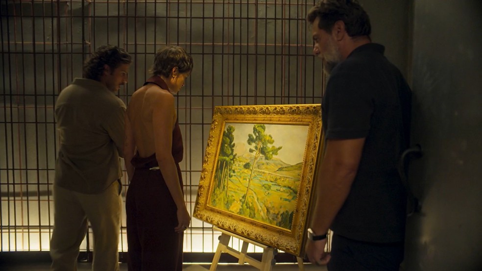 Luma (Agatha Moreira) reencontra o quadro de sua família — Foto: Globo