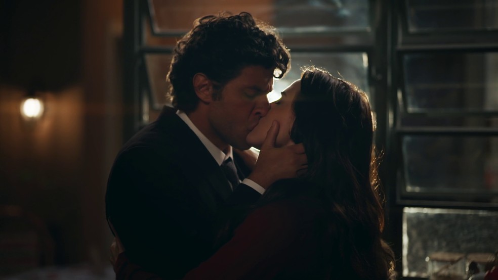 Imagem ilustrativa sobre Primeiro beijo de Pedro e Adriana em Quem Ama Cuida: Chay Suede e Letícia Colin entregam cena que parou a web