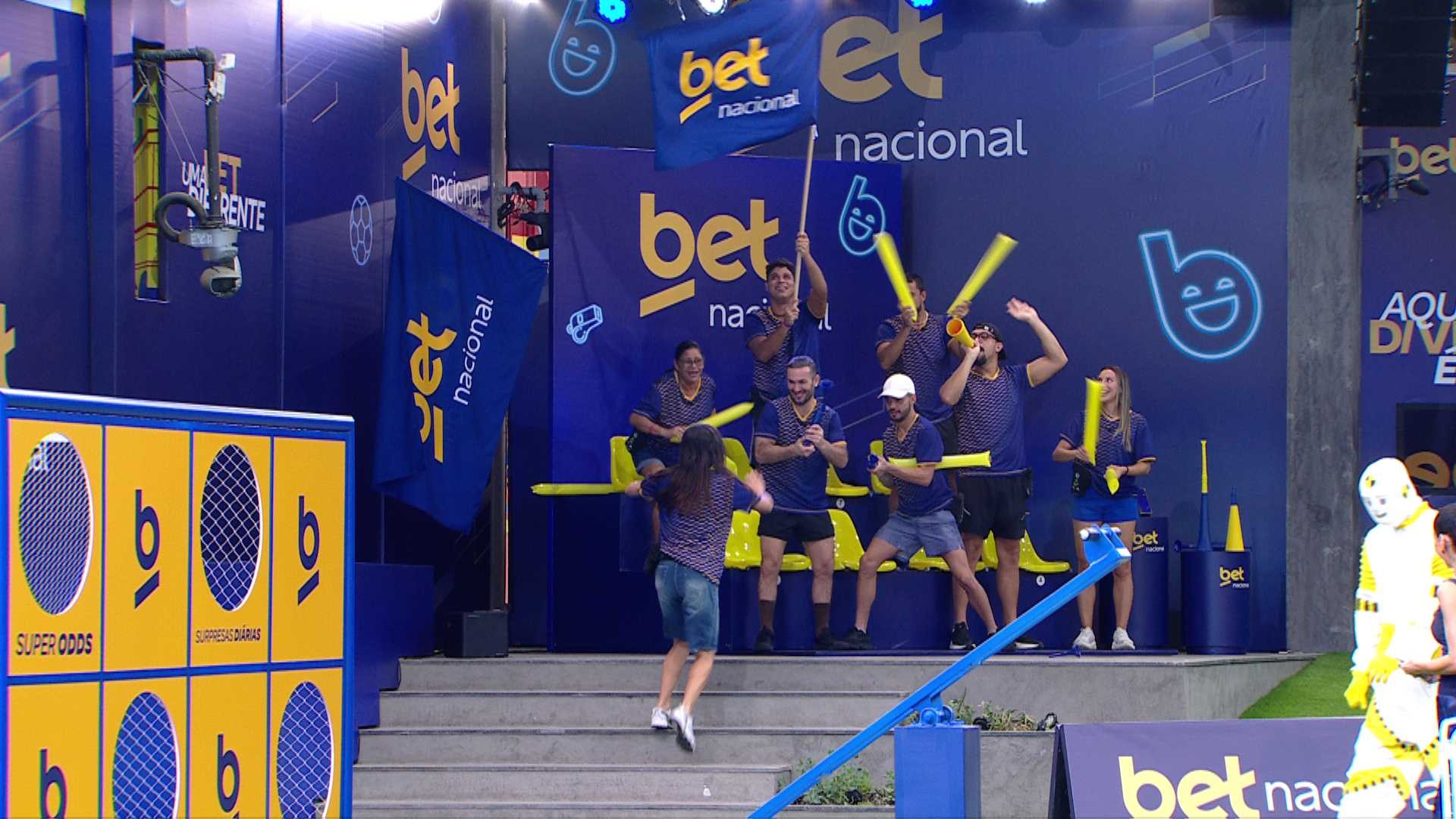 Manhã do BBB 25 tem futebol no gramado e convite de Maike para Renata: 'Quer ir comigo?'