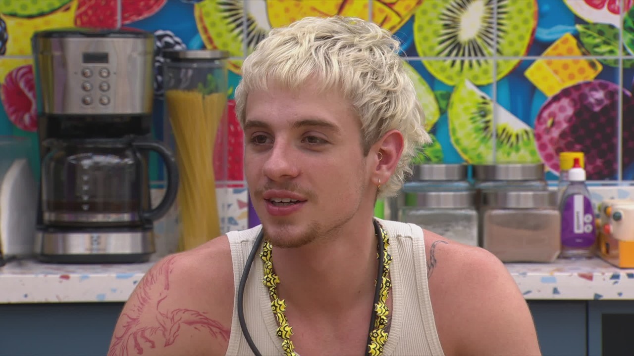 Juliano Floss relembra quando conheceu pai de Marina Sena: 'Estava com um pijaminha dela'