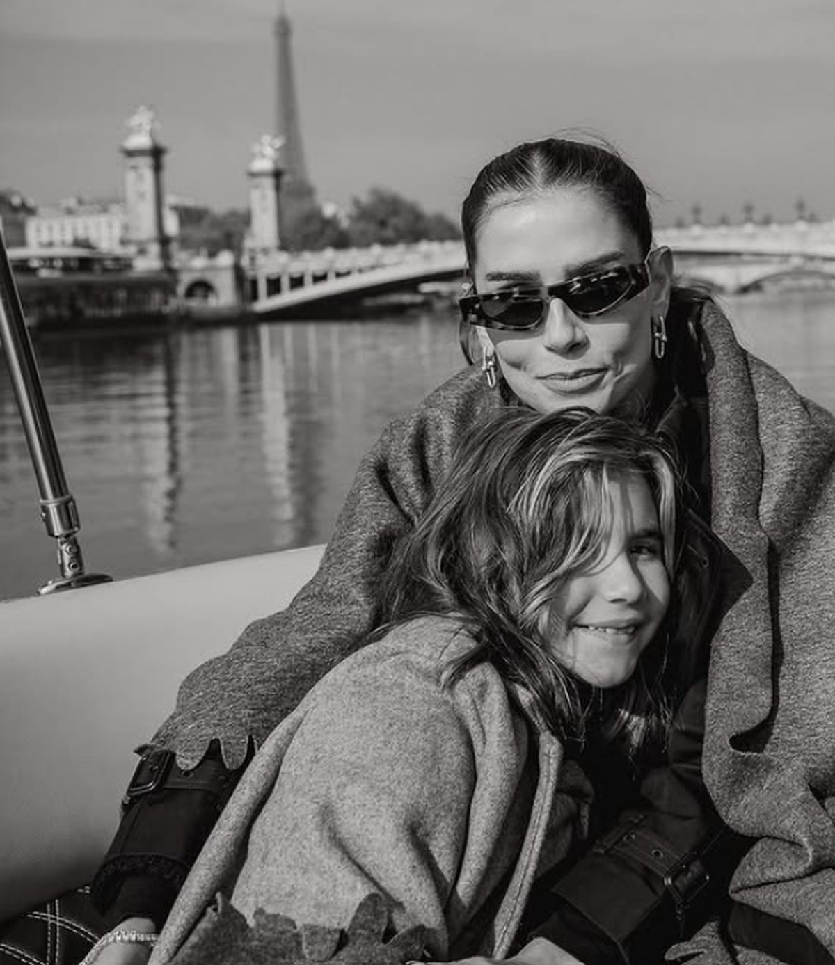 Deborah Secco mostra fotos de viagem com a filha Maria Flor