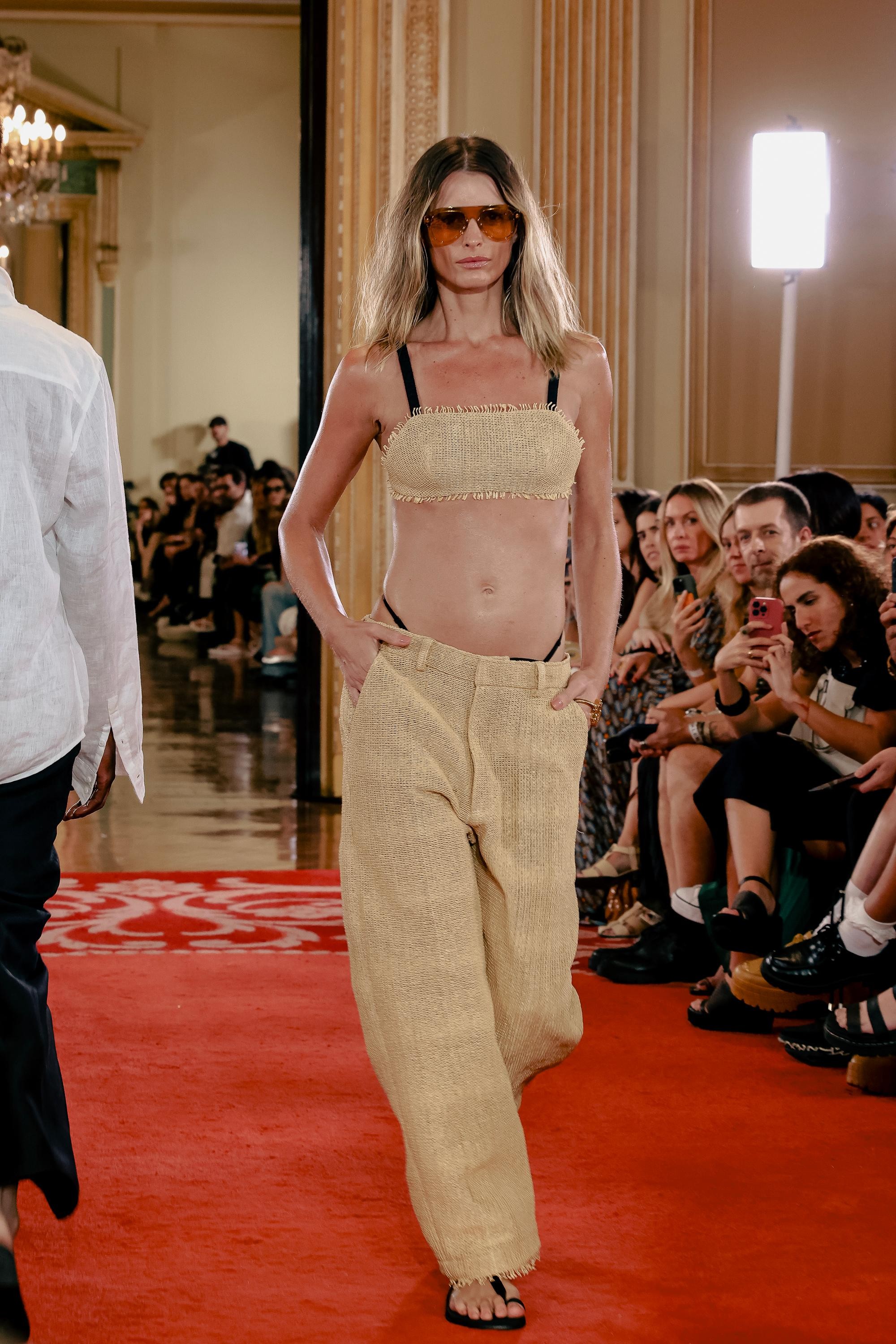 Filho de Leandro Lima e Flávia Lucini assiste a mãe desfilando pela primeira vez: 'Emocionante'