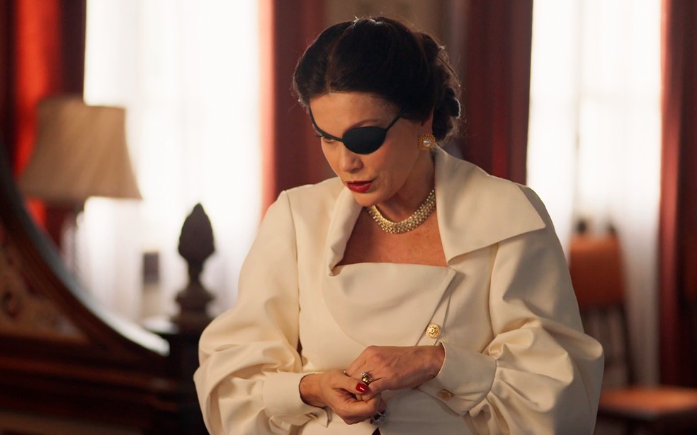 Sandra (Flávia Alessandra) passa por cima de decisão de Ernesto (Eriberto Leão) em relação à Dita (Jeniffer Nascimento) - Êta Mundo Melhor! — Foto: Globo