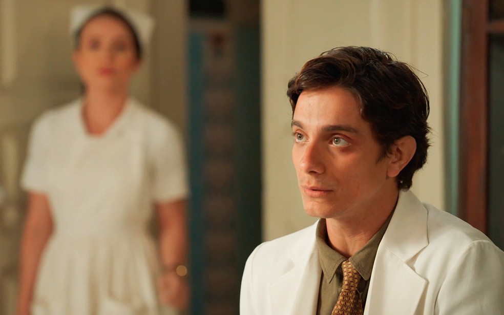 Túlio (Cadu Libonati) muda rumo da sua carreira por causa de Estela (Larissa Manoela) -  Êta Mundo Melhor! — Foto: Globo