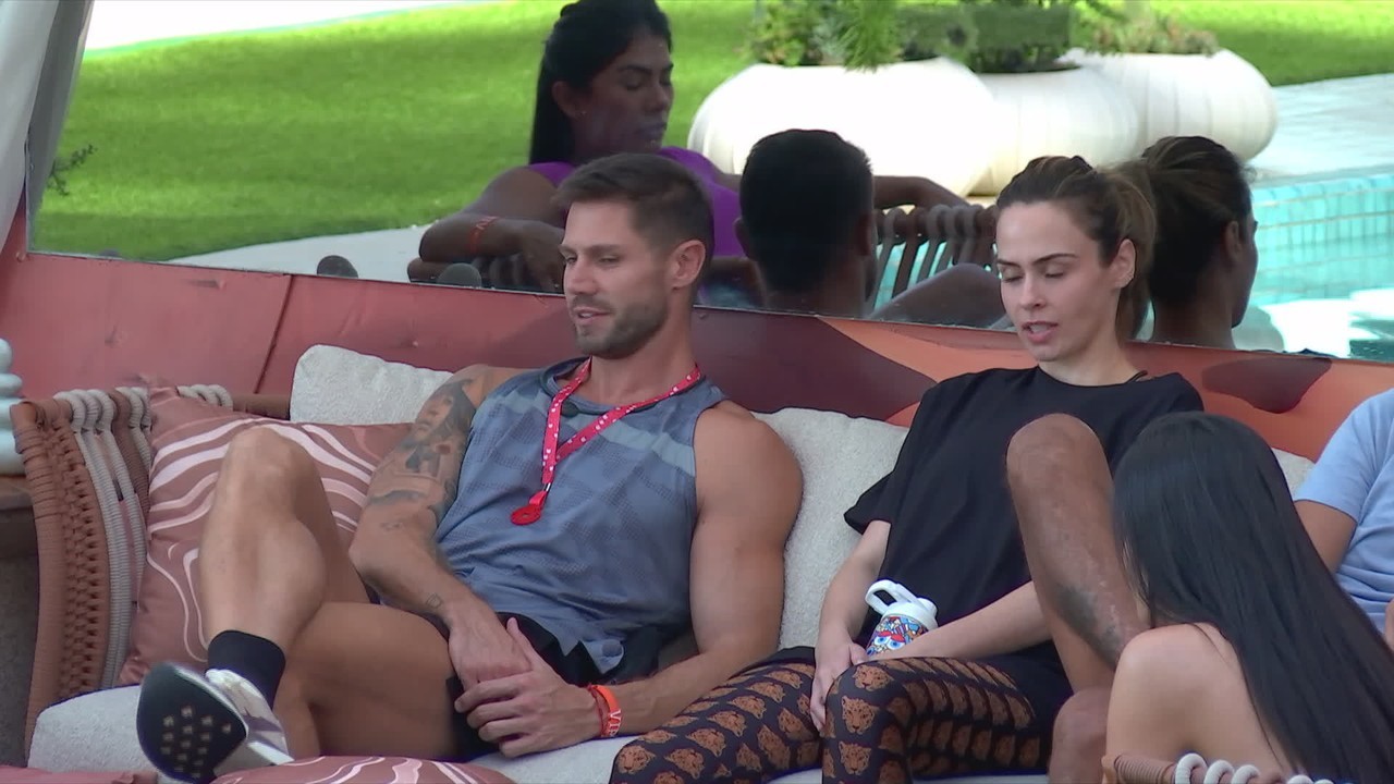 Ana Paula Renault cutuca Jonas Sulzbach após brother receber Castigo do Monstro