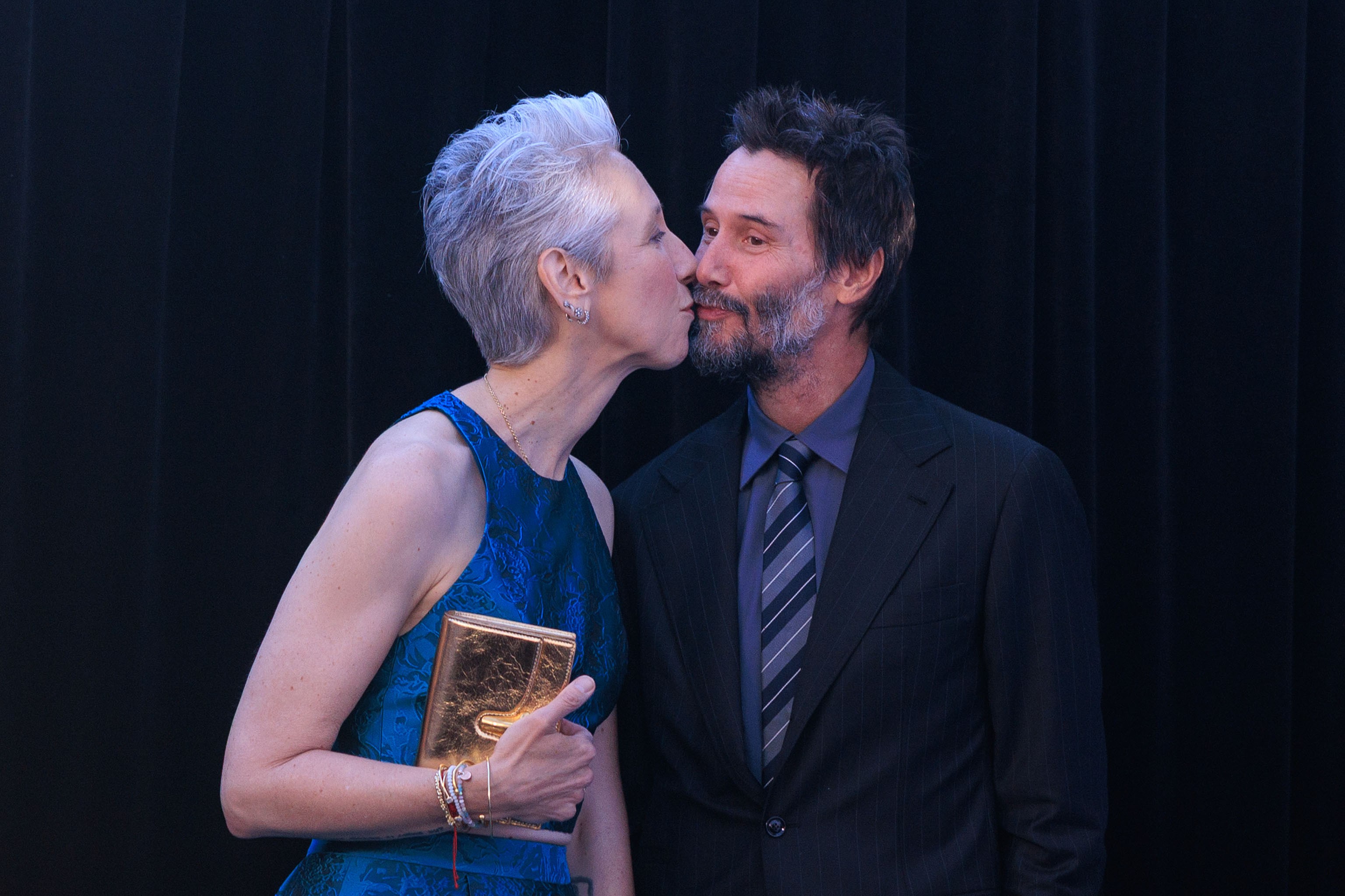 Keanu Reeves e Alexandra Grant trocam beijos e esbanjam simpatia em evento de gala