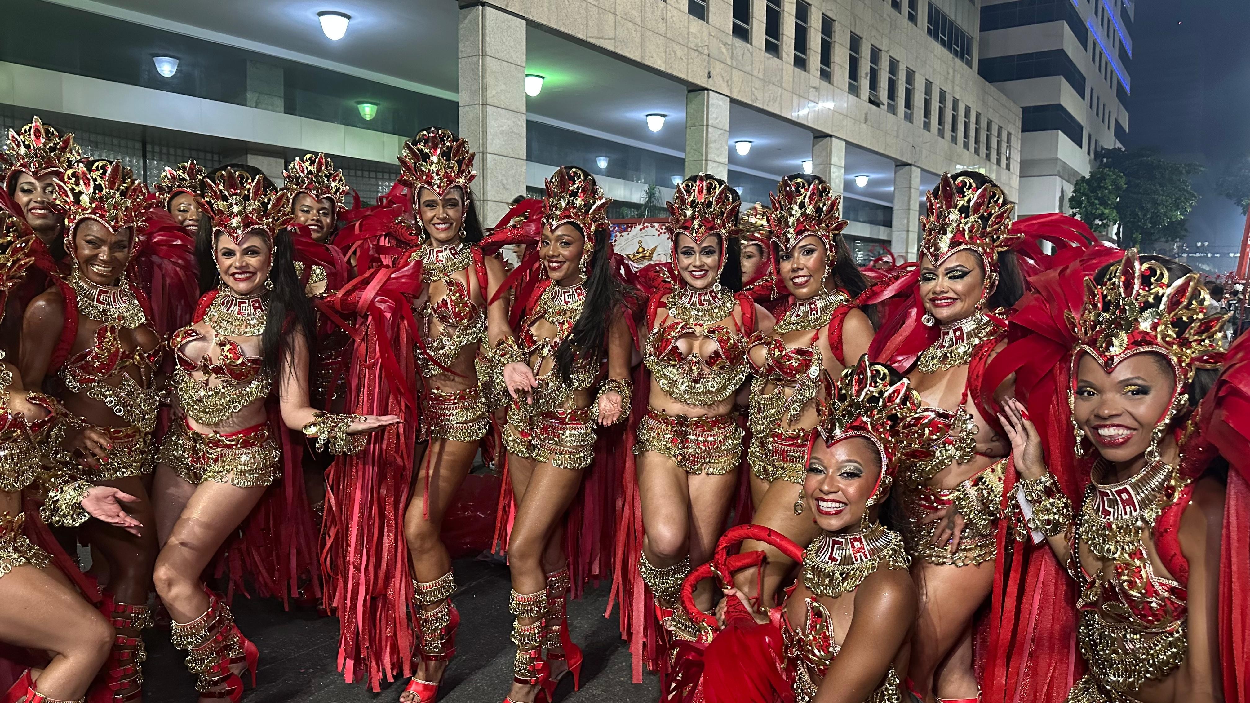 Viradouro traz ala em homenagem a Luma de Oliveira inspirada em fantasia icônica da rainha