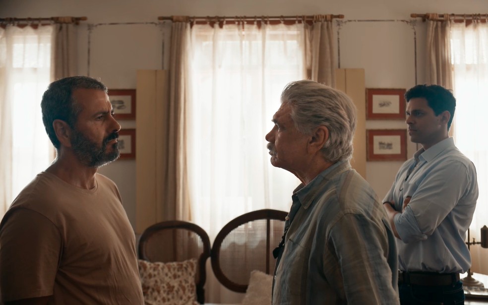 Deocleciano (Jackson Antunes) conversa com José Inocêncio (Marcos Palmeira) e fica preocupado em Renascer — Foto: Globo
