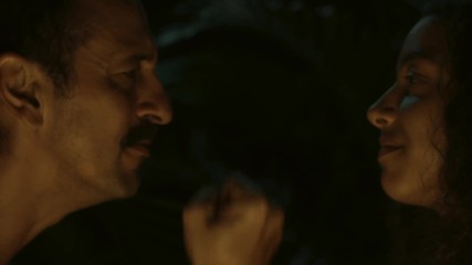 Tião e Joana namoram apaixonados