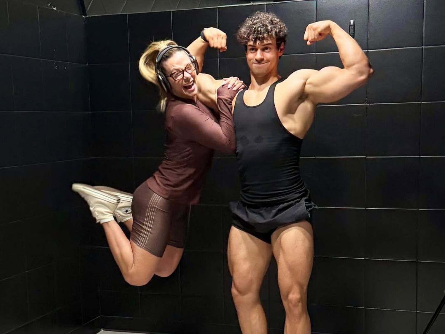 Carla Perez é treinada pelo filho maromba para a sua despedida do Carnaval