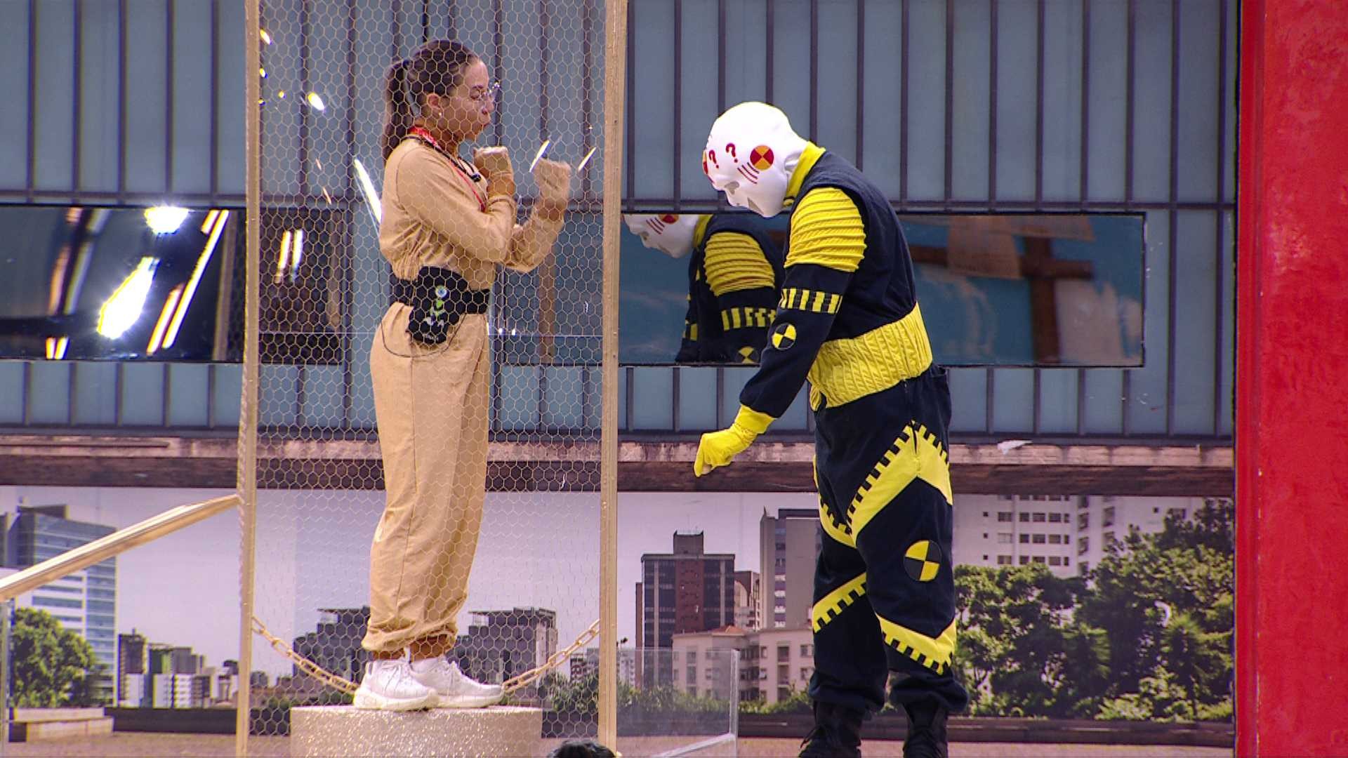 Brothers brincam com dummy em Castigo do Monstro e Vitória Strada diz: 'Olha quem está catando bolinha'