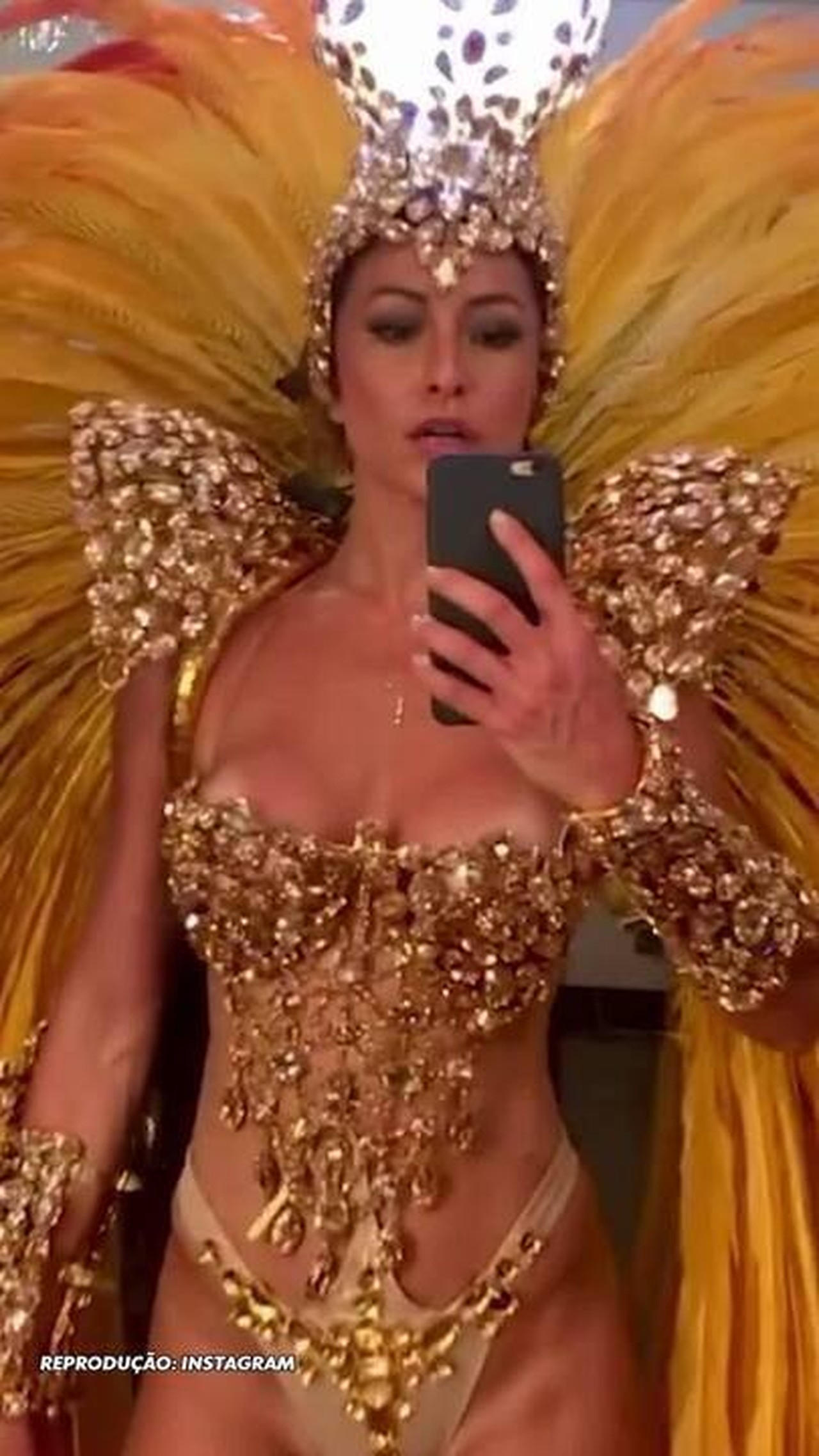 Sabrina Sato entra em trend e resgata registros do Carnaval 2016