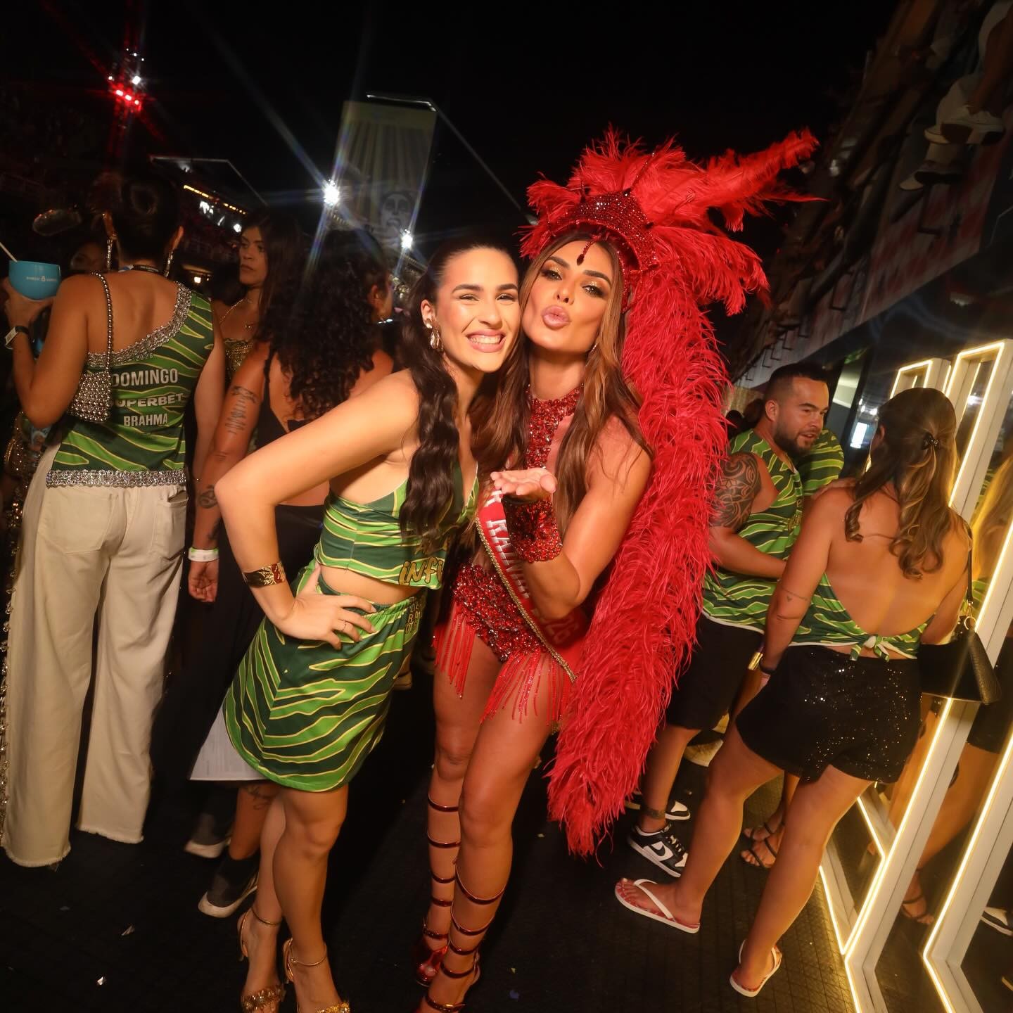 Nicole Bahls curte Sapucaí com Lívian Aragão: 'Bom demais encontrar amigos'