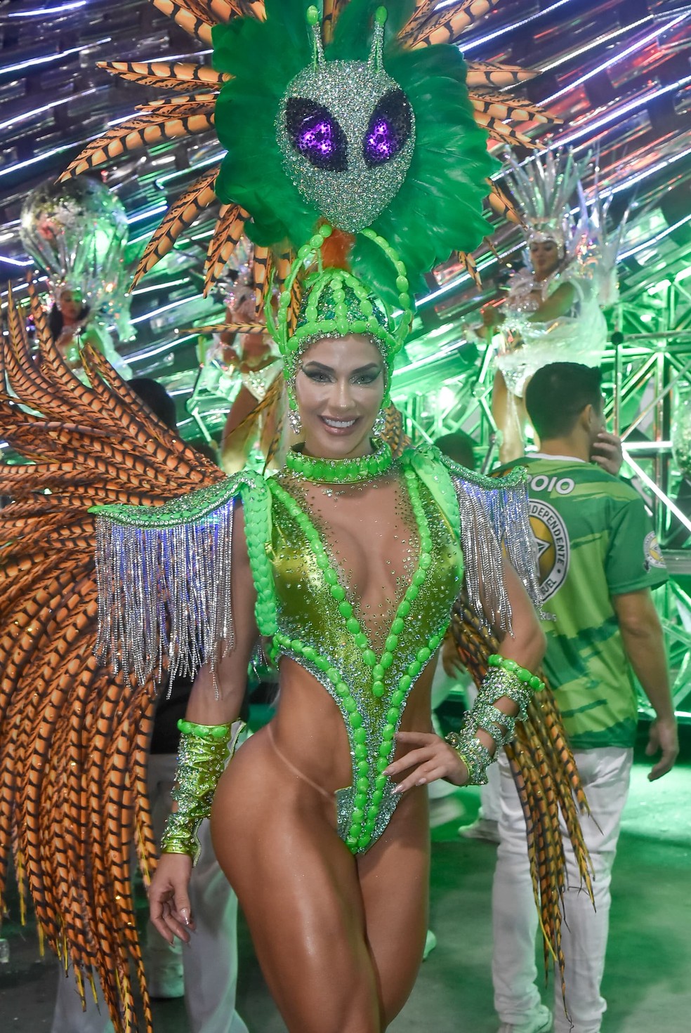 Musa do bumbum de 112cm estreia no Carnaval do Rio e garante que é