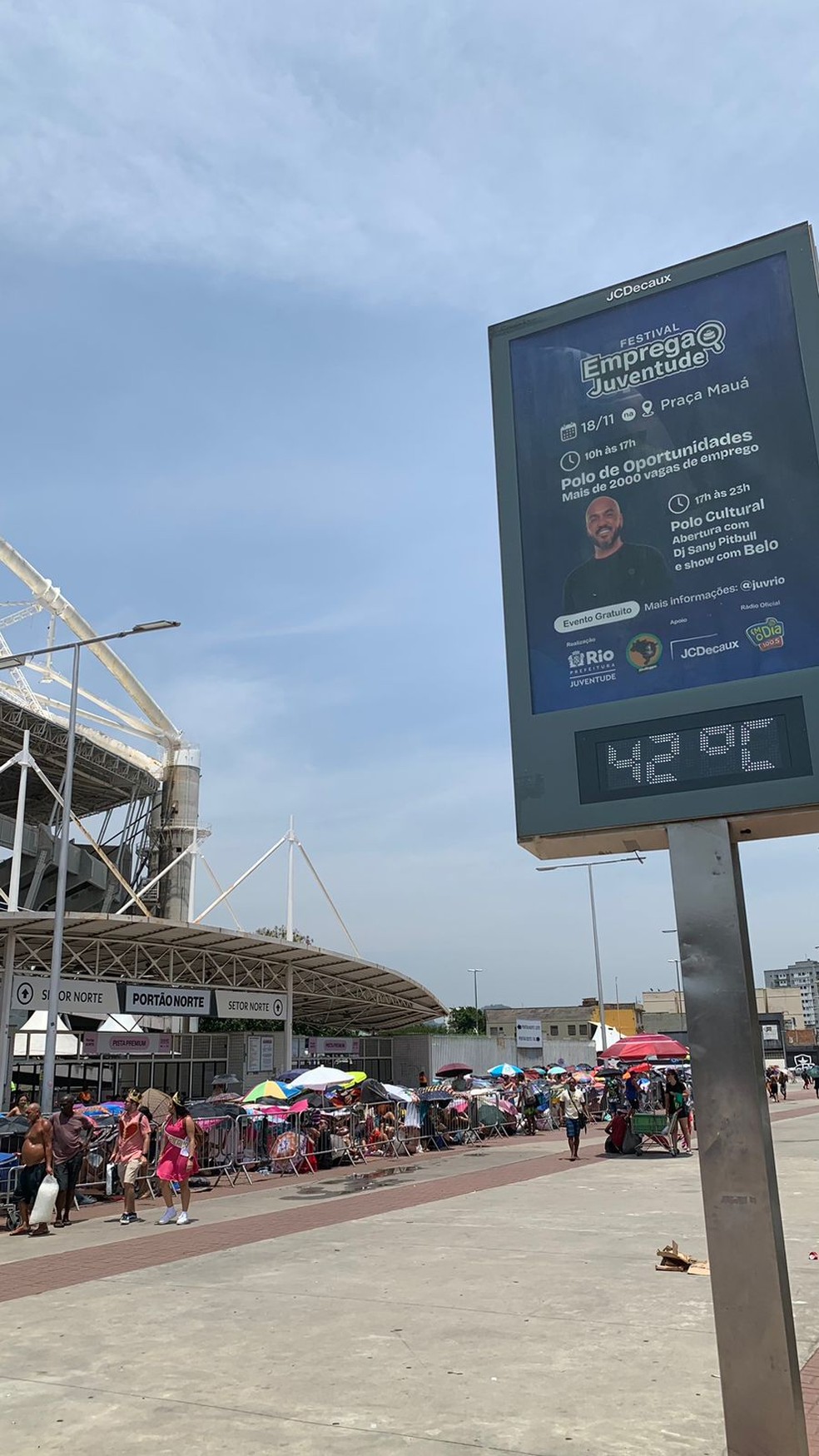 Termômetros marcam 42ºC no Engenhão — Foto: gshow