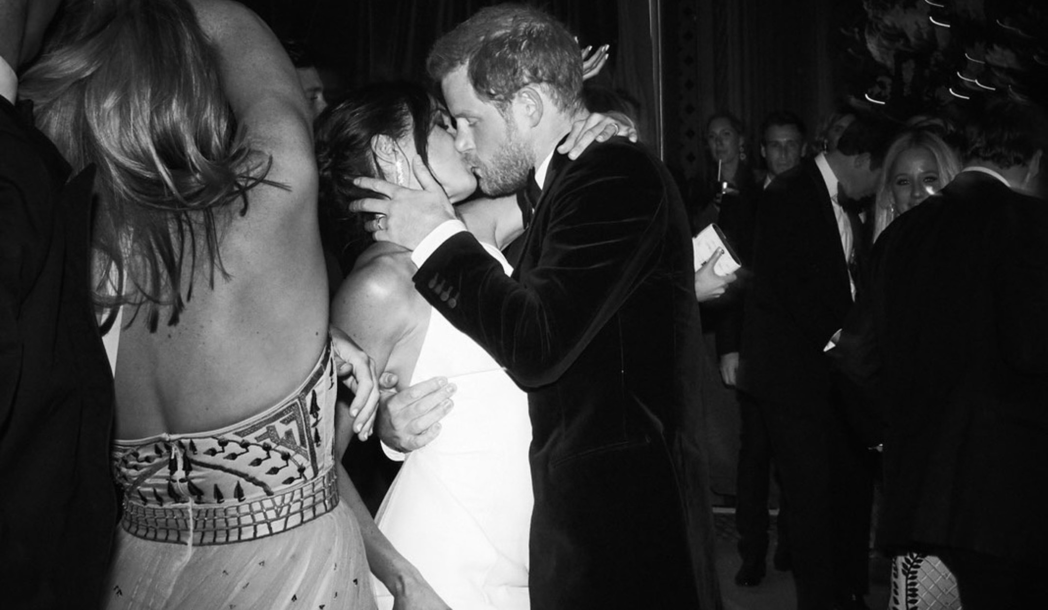 Meghan Markle abre álbum de fotos da cerimônia de casamento com Príncipe Harry e celebra 8 anos juntos