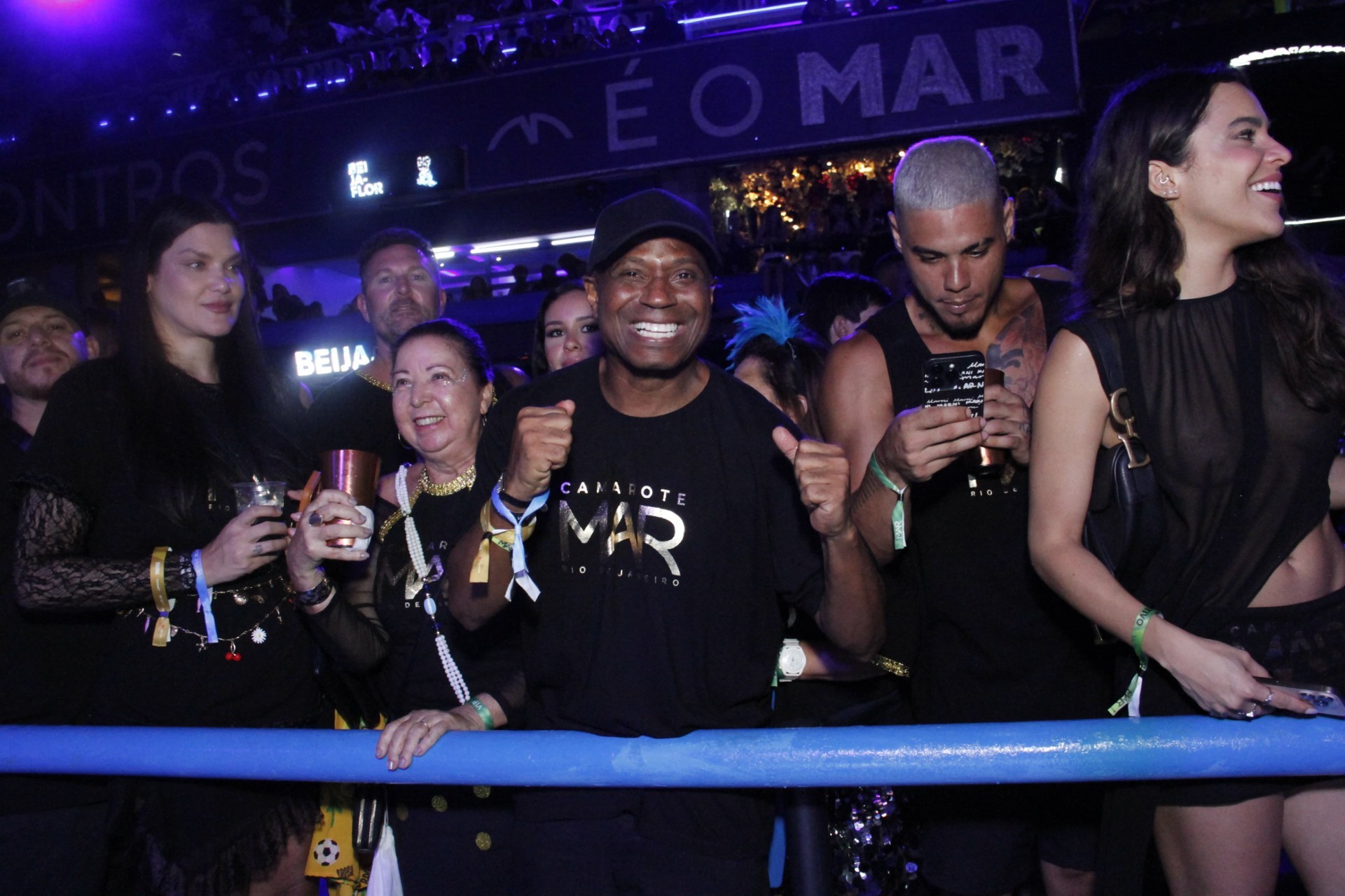 Edilson 'Capetinha' curte o Desfile das Campeãs após desclassificação do BBB 26 no sábado de carnaval