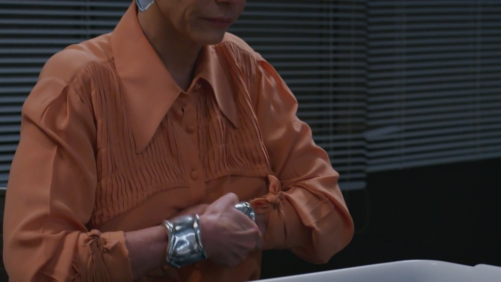 Em Vale Tudo, tia Celina tira suas joias e vai para a cadeia — Foto: Globo