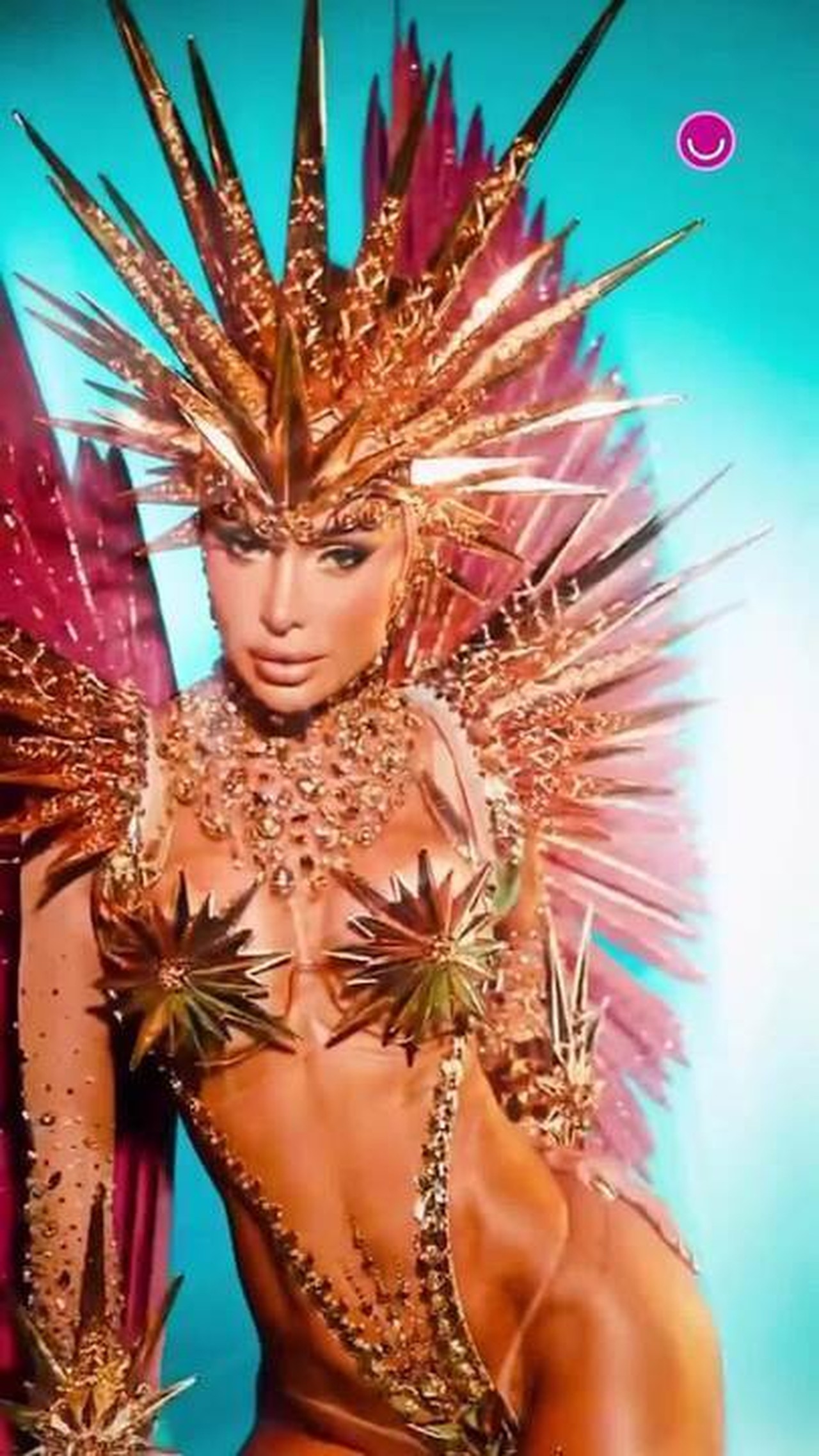 Tati Barbieri, musa de milhões, usa fantasia banhada a ouro avaliada em R$ 800 mil