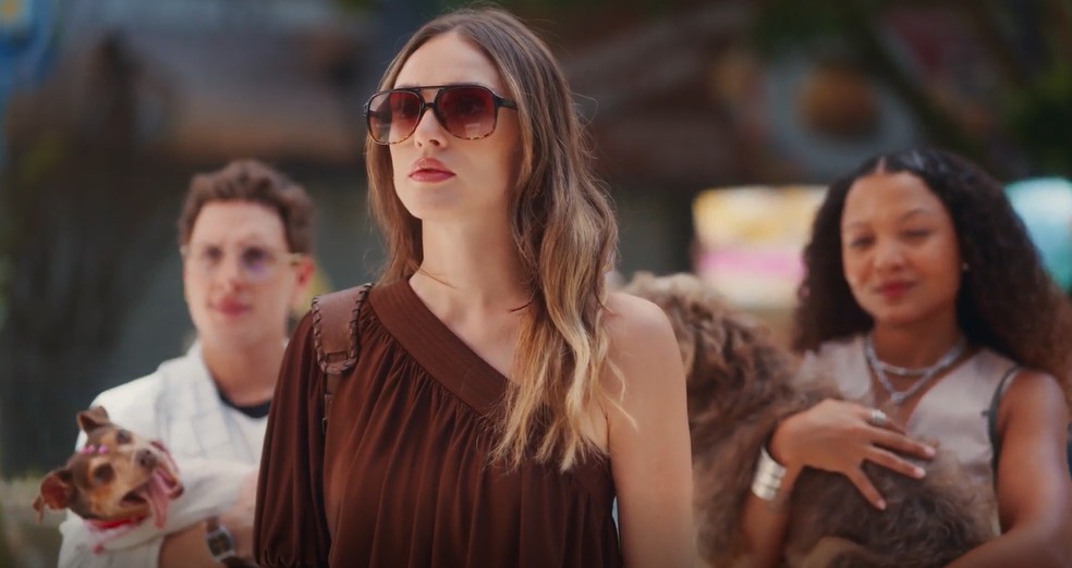 Naiane arma para destruir Agrado com ajuda de fã de João Raul — Foto: Globo