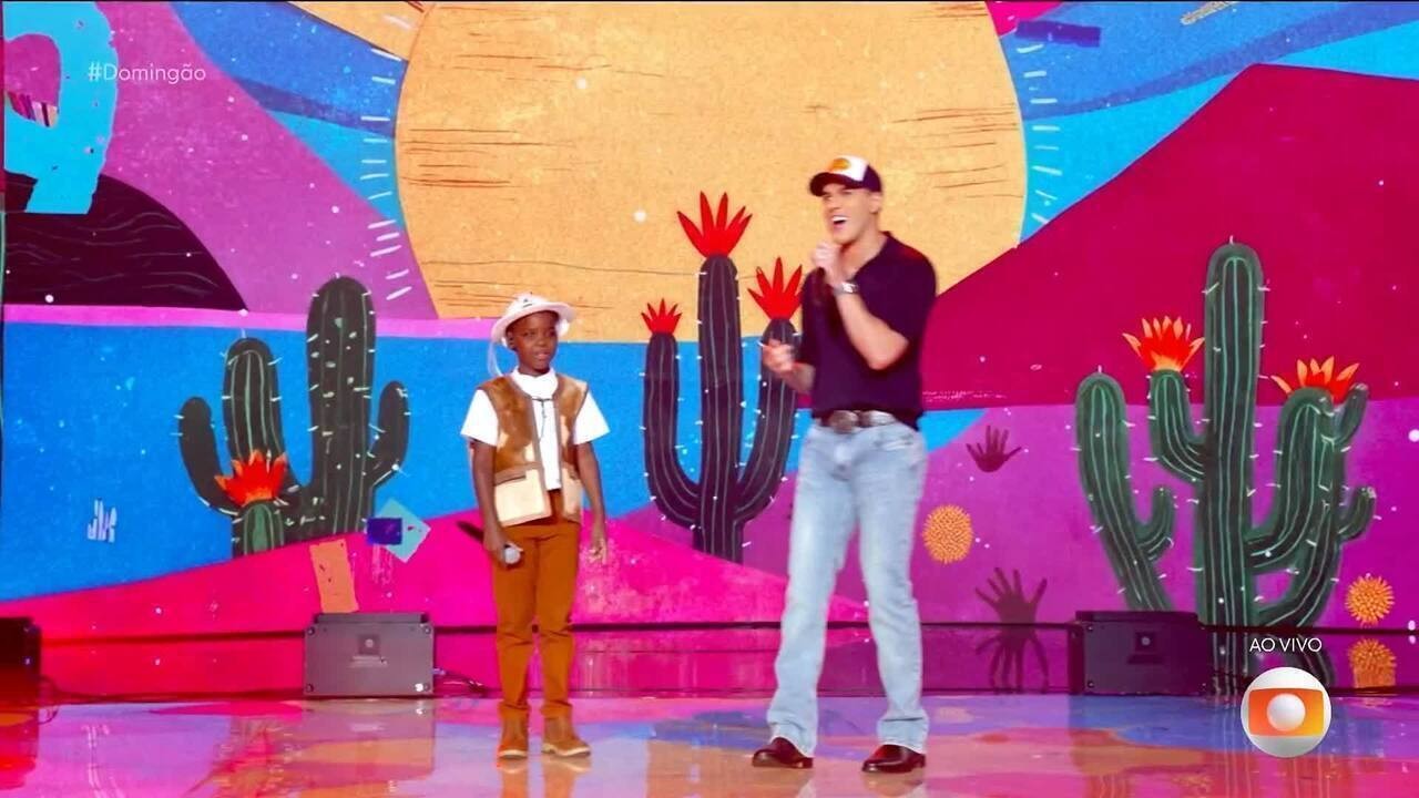 Ruan Vitor Vaqueirinho se emociona ao conhecer Zé Vaqueiro no Domingão