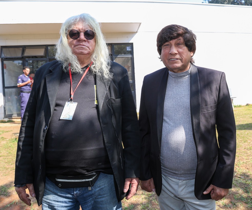 Ovelha e Ademir no velório da cantora Sol — Foto: Agnews