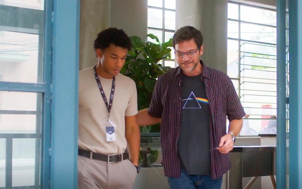 Samuel se revolta com cara de pau de Hudson em Dona de Mim — Foto: Globo