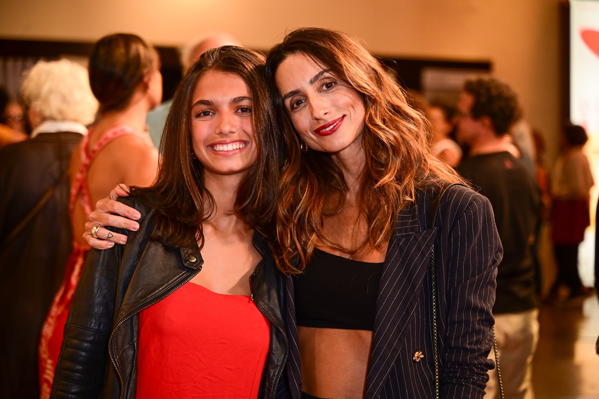 Filha de Marcelo Faria com Camila Lucciola posa com a mãe e altura impressiona