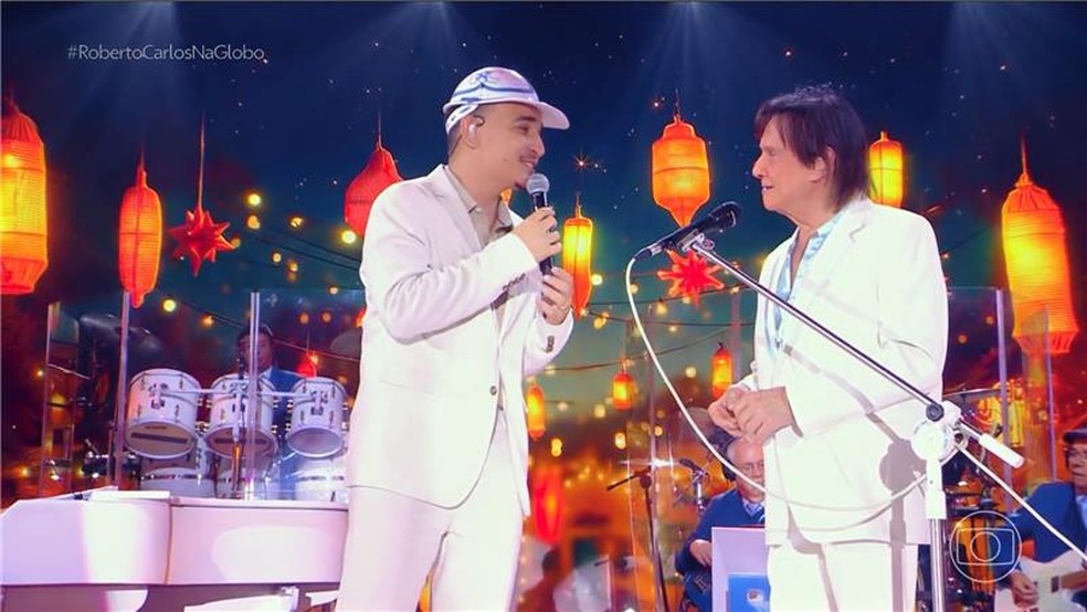 Jo&atilde;o Gomes canta com Roberto Carlos  em especial de fim de ano e ganha elogio: 'Mora no cora&ccedil;&atilde;o de todo brasileiro' &mdash; Foto: TV Globo