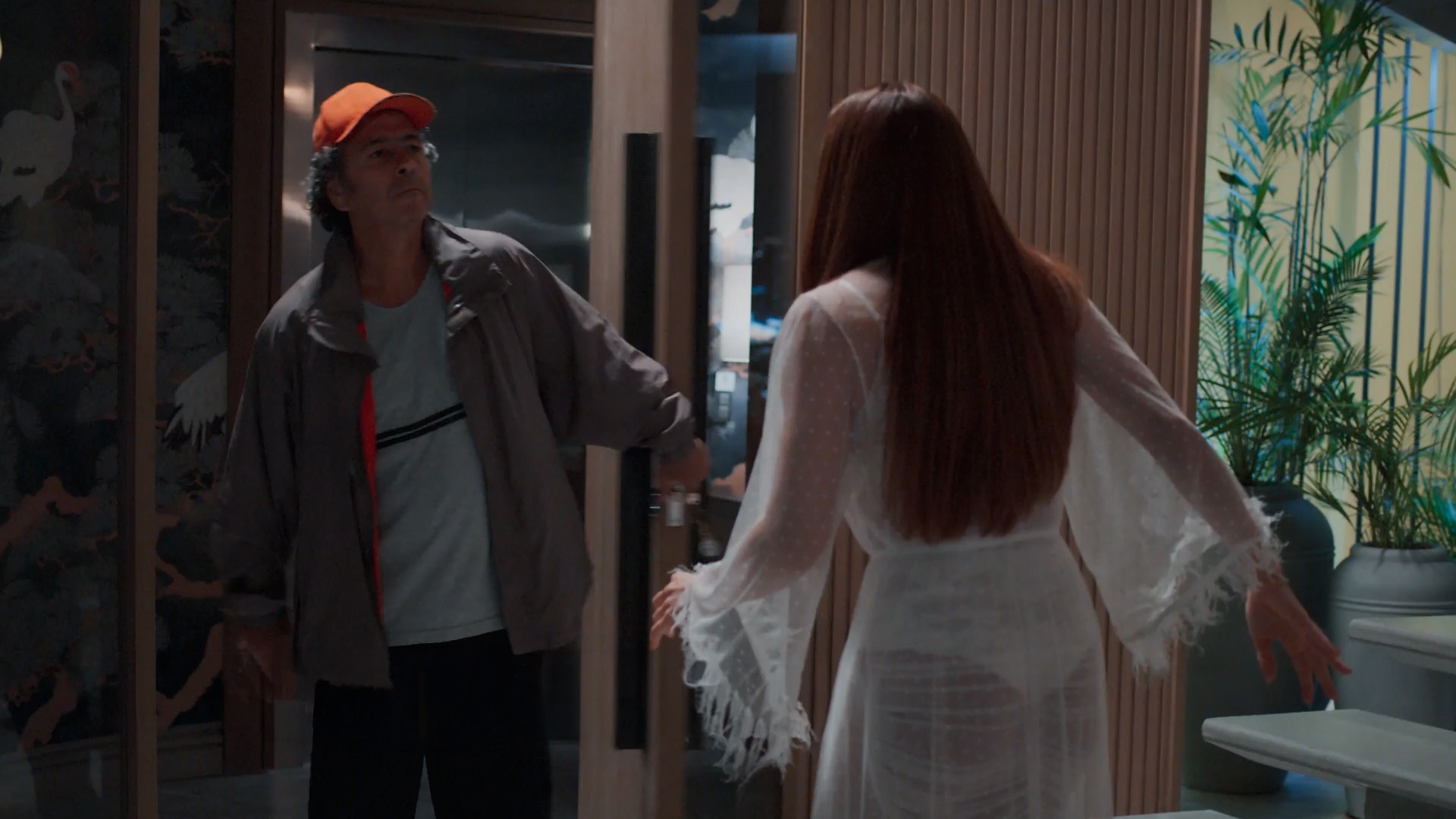 Três Graças: Joaquim invade a casa de Arminda, e os dois se beijam