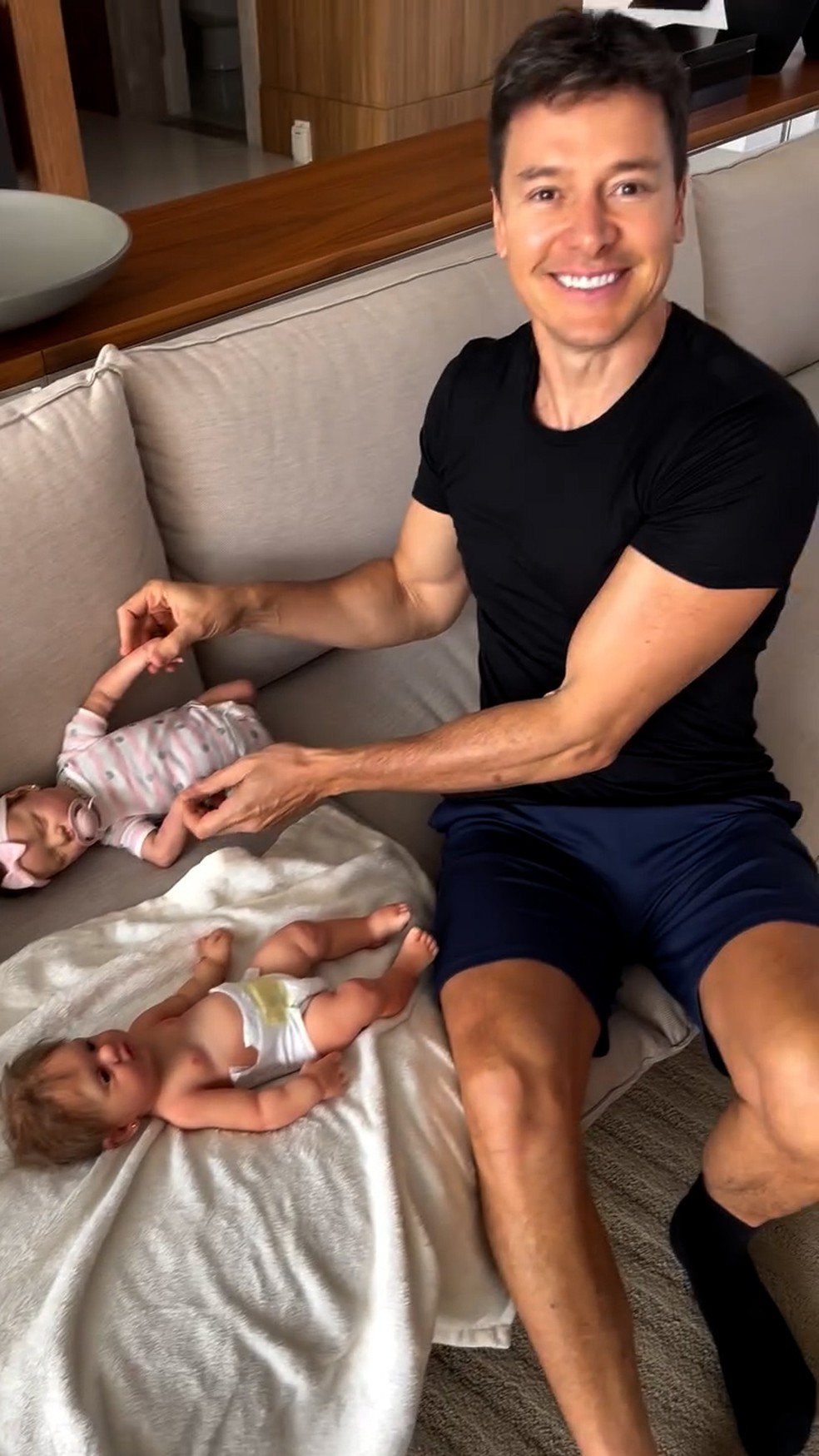 Mulher de Rodrigo Faro mostra marido com coleção de bebês reborn: 'Ele não  para de cuidar' | Famosos | gshow