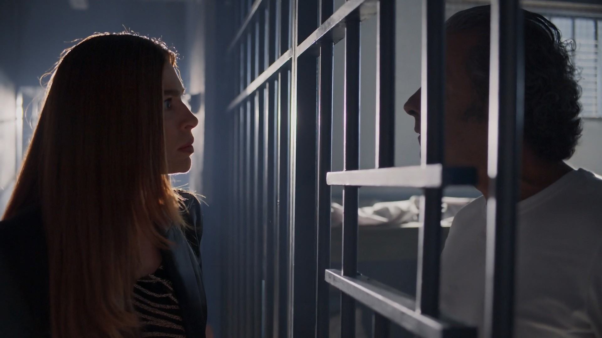 Três Graças: Ferette flagra quase beijo de Arminda e Joaquim e ela inventa assédio