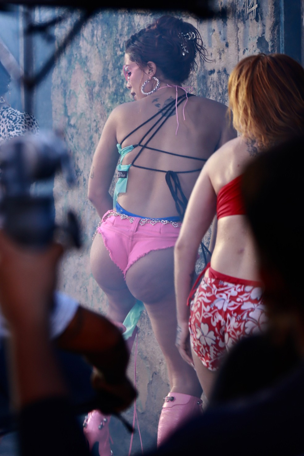 Anitta aparece rebolando em novas fotos da gravação do clipe — Foto: Thiago Mattos/Brazil News