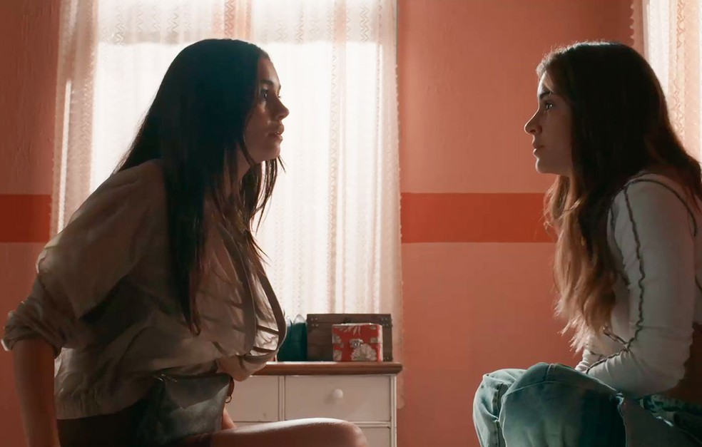 Em Renascer, Sandra (Giullia Buscacio) conta para Eliana (Sophie Charlotte) que está grávida de João Pedro (Juan Paiva) — Foto: Globo