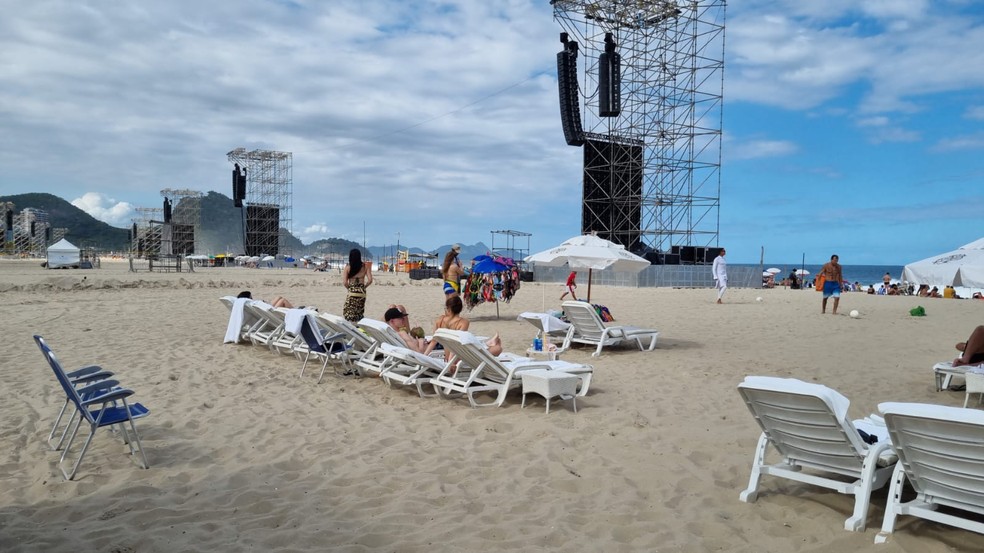 Bailarinos de Lady Gaga vão à praia de Copacabana — Foto: Matheus Dezotti/gshow