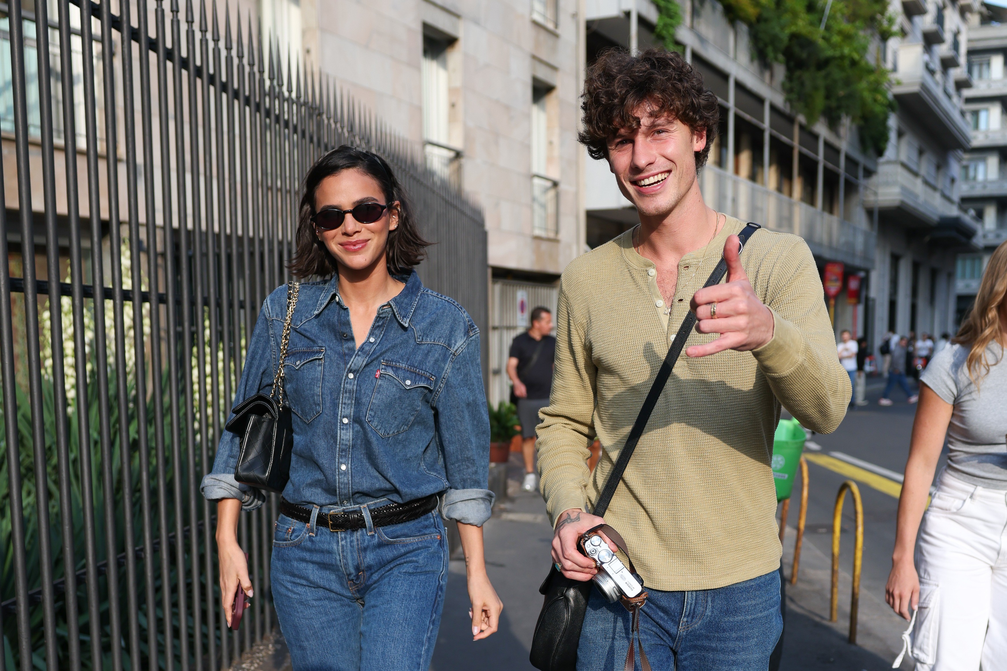 Bruna Marquezine e Shawn Mendes aproveitam Milão em passeio romântico