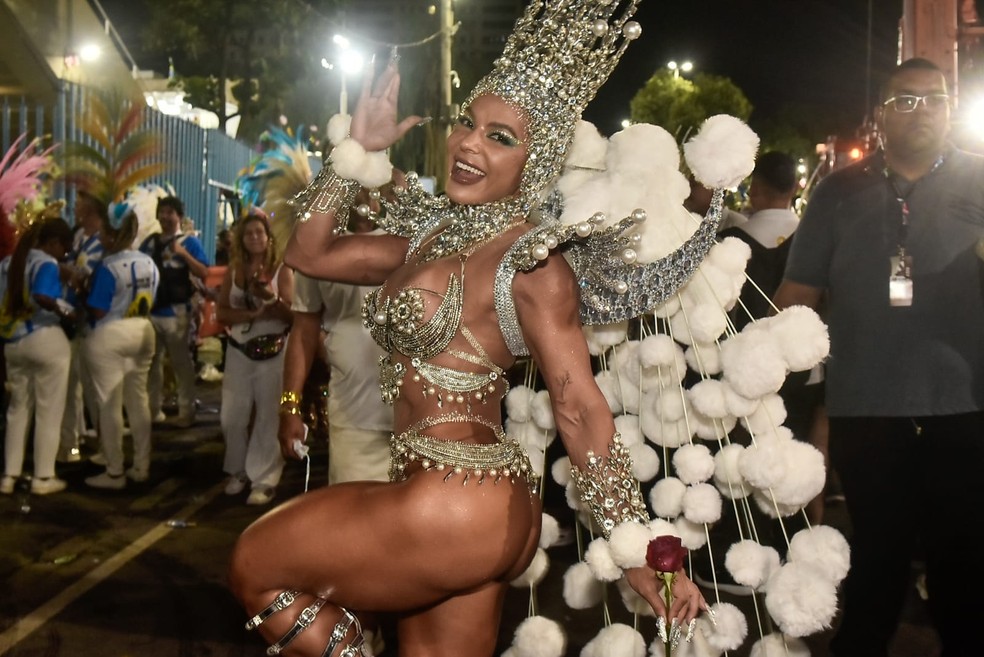 Monique Rizzeto conta segredos do 'bumbum perfeito' — Foto: Roberto Teixeira/gshow