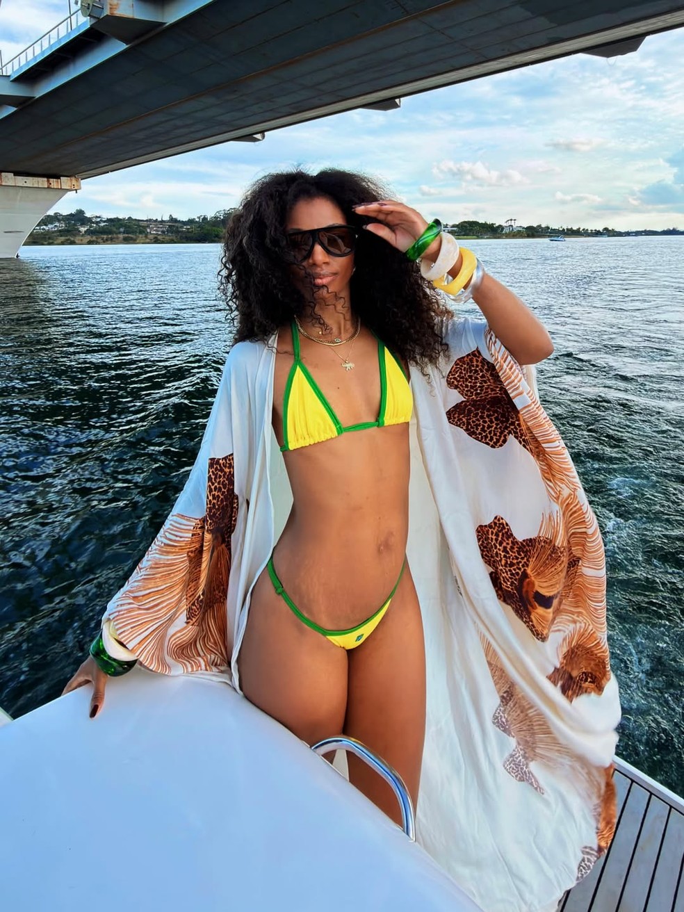 Tina Calamba veste biquíni com as cores do Brasil — Foto: Reprodução/Instagram