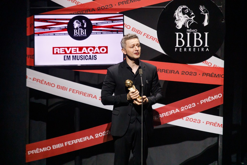 Lucas Lima leva troféu por atuação no Prêmio Bibi Ferreira — Foto: Patrícia Devoraes/Brazil News