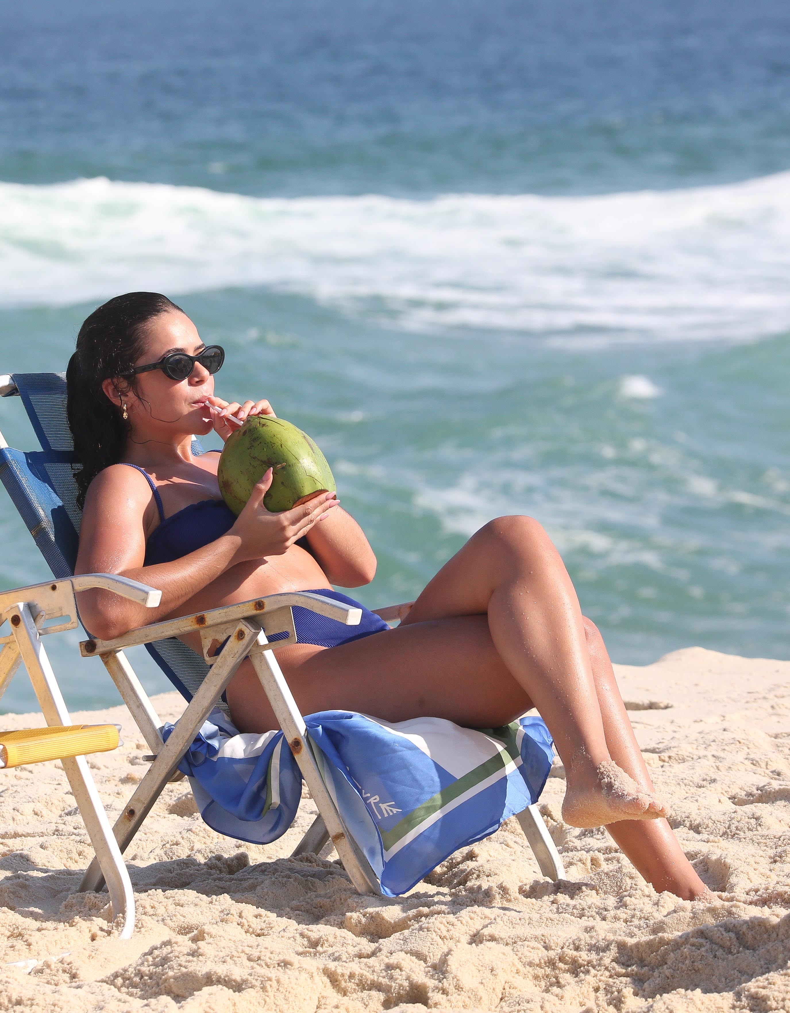 Maisa curte praia em dia e folga