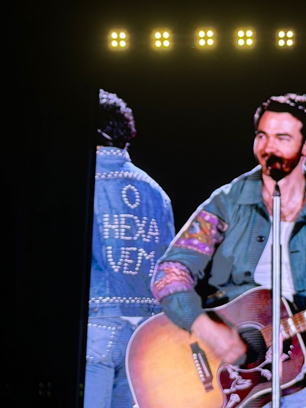 Integrante do Jonas Brothers usa jaqueta escrita 'o hexa vem' durante show em São Paulo