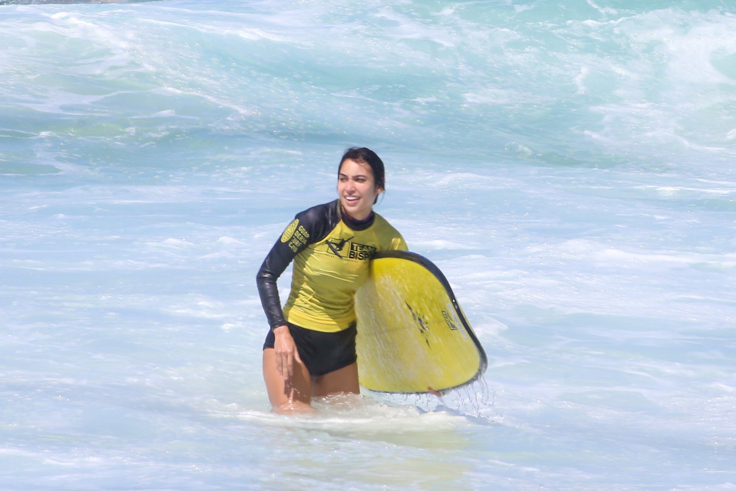 Vanessa Lopes surfa e curte dia de sol na praia de Ipanema, no Rio