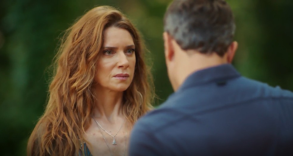 Coração Acelerado: Janete desconfia das intenções do ex e o enfrenta — Foto: Globo