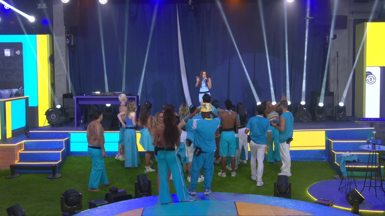 Após show, Anitta volta para casa do BBB 26 como Larissa: 'Ficar aqui curtindo'