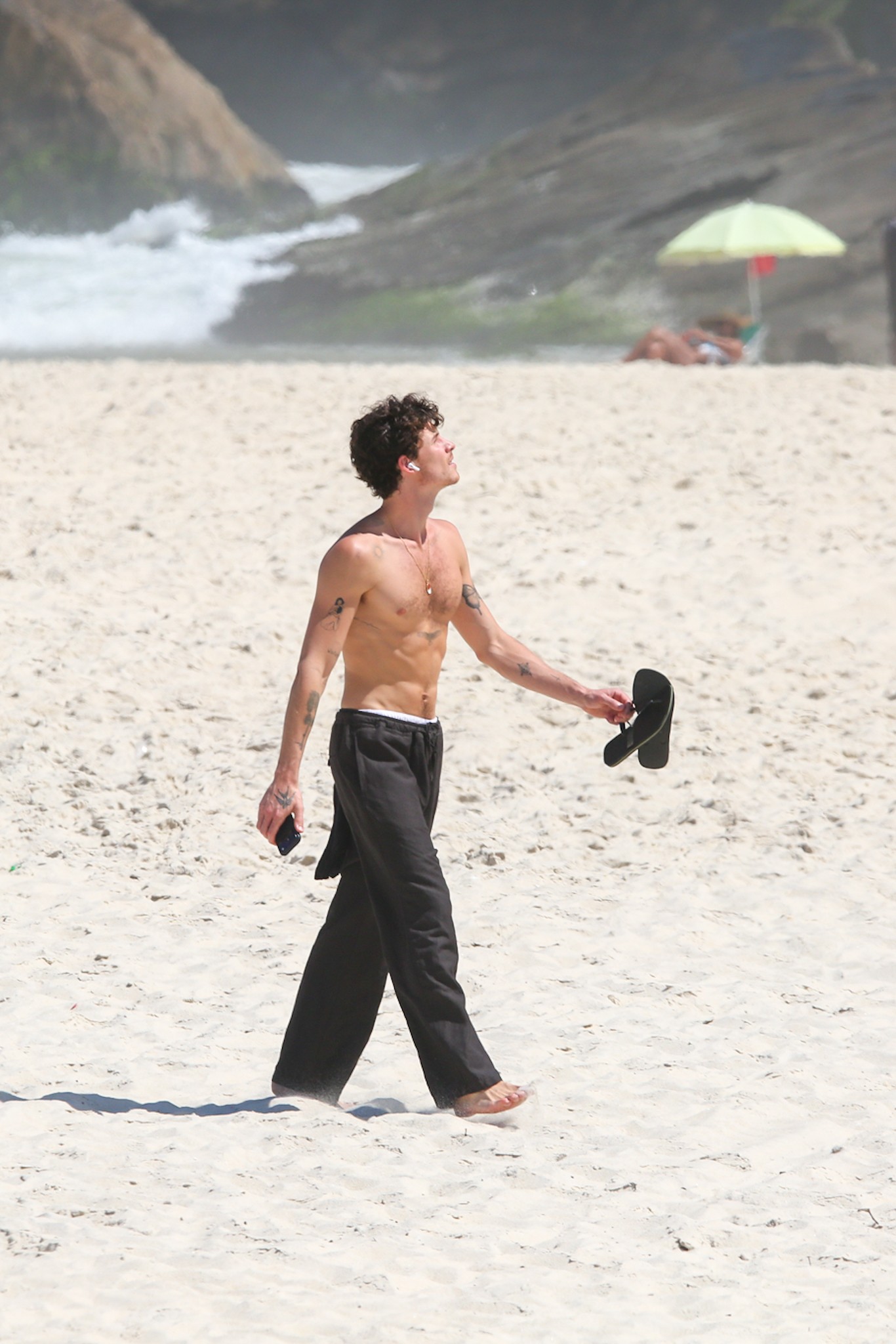 Shawn Mendes caminha em praia do Rio