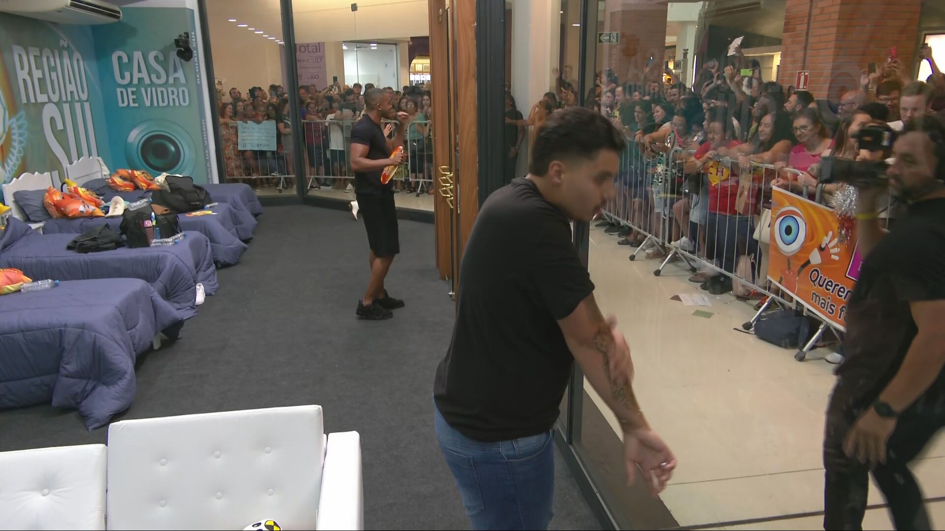 Matheus alfineta Pedro durante discurso e clima esquenta na Casa de Vidro do Sul