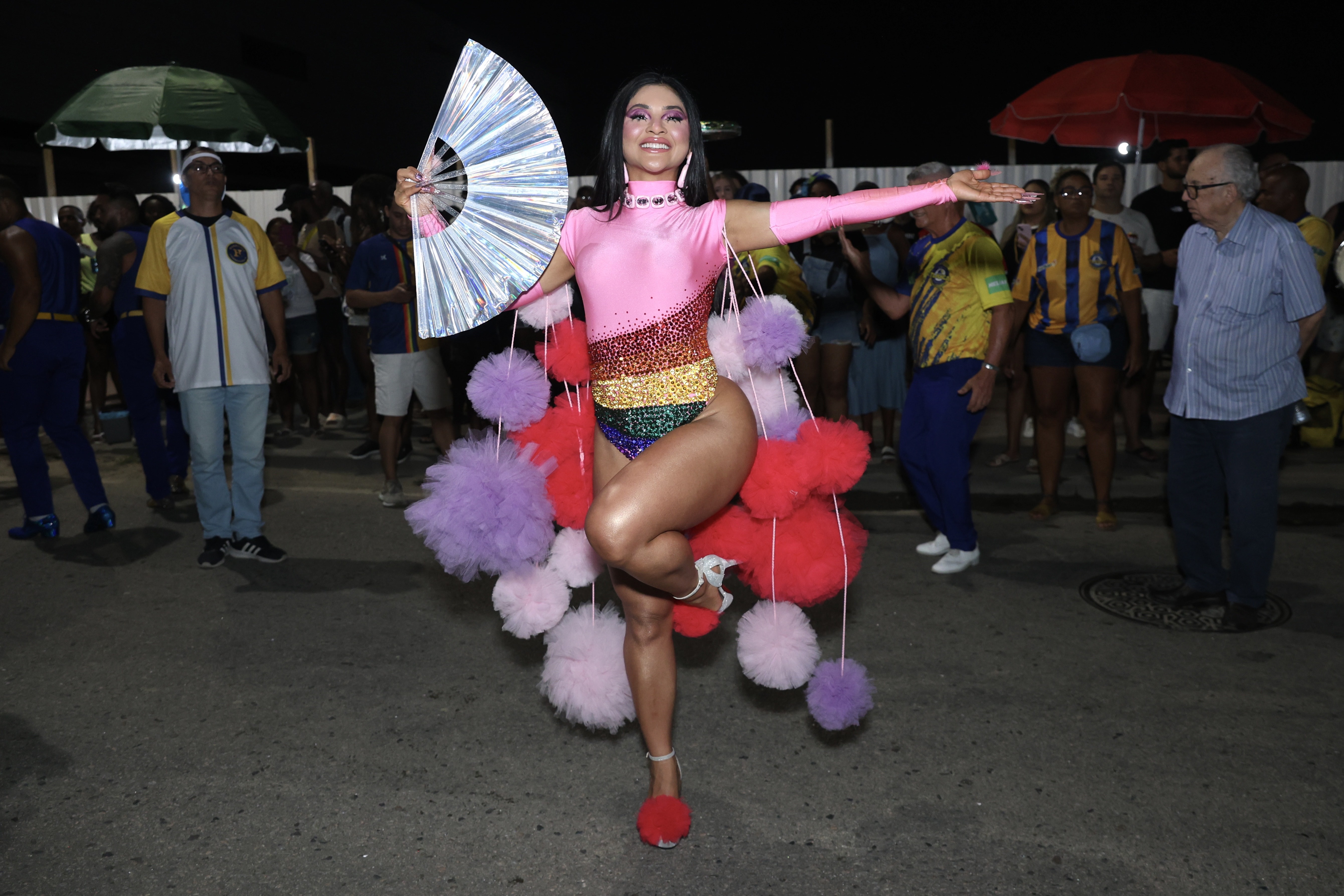 Mileide Mihaile escolhe look com arco-íris para ensaio da Unidos da Tijuca; fotos e vídeo