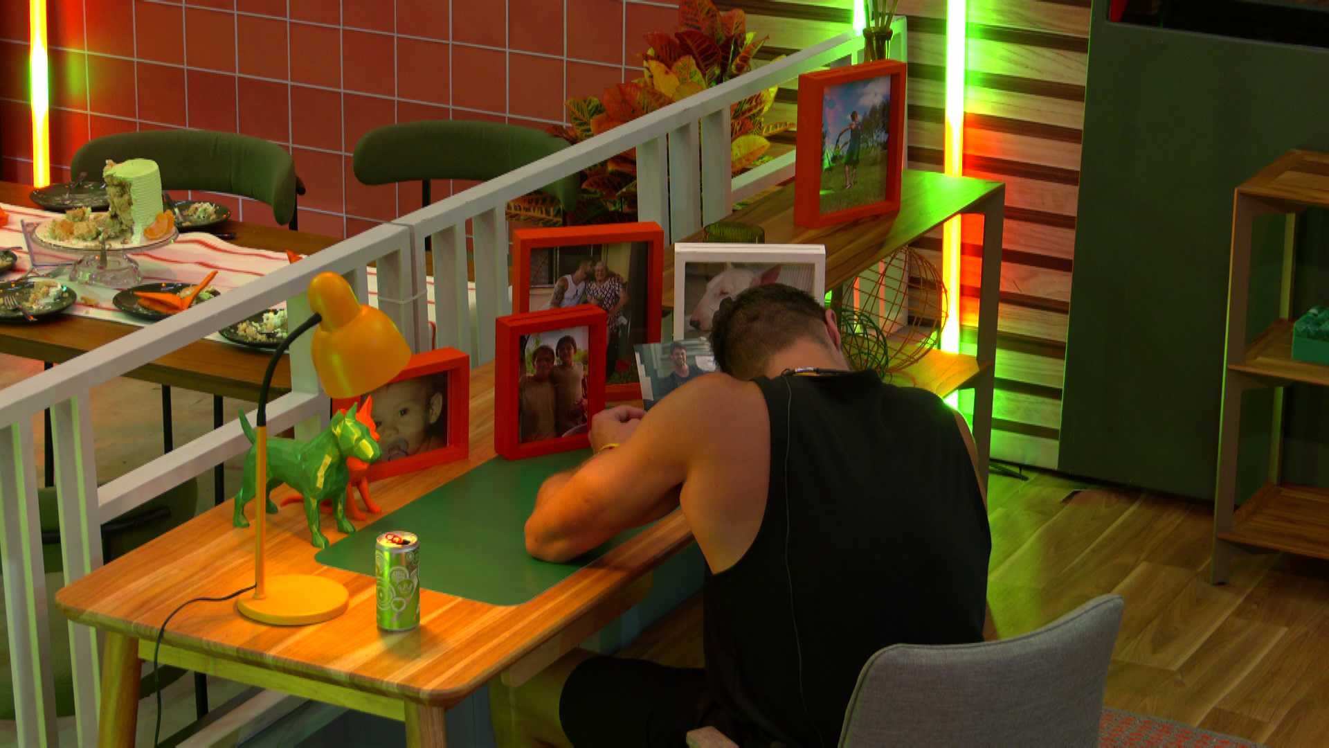 Jonas Sulzbach chora ao ver fotos da família em sua Festa do Líder